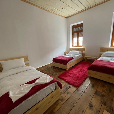 Ardjon House Hostel Berat Bagian luar foto