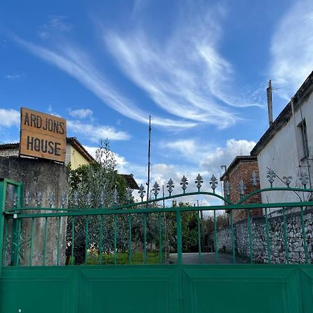 Ardjon House Hostel Berat Bagian luar foto