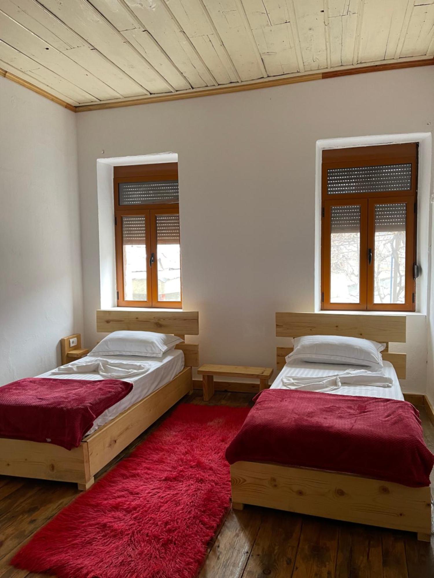 Ardjon House Hostel Berat Bagian luar foto