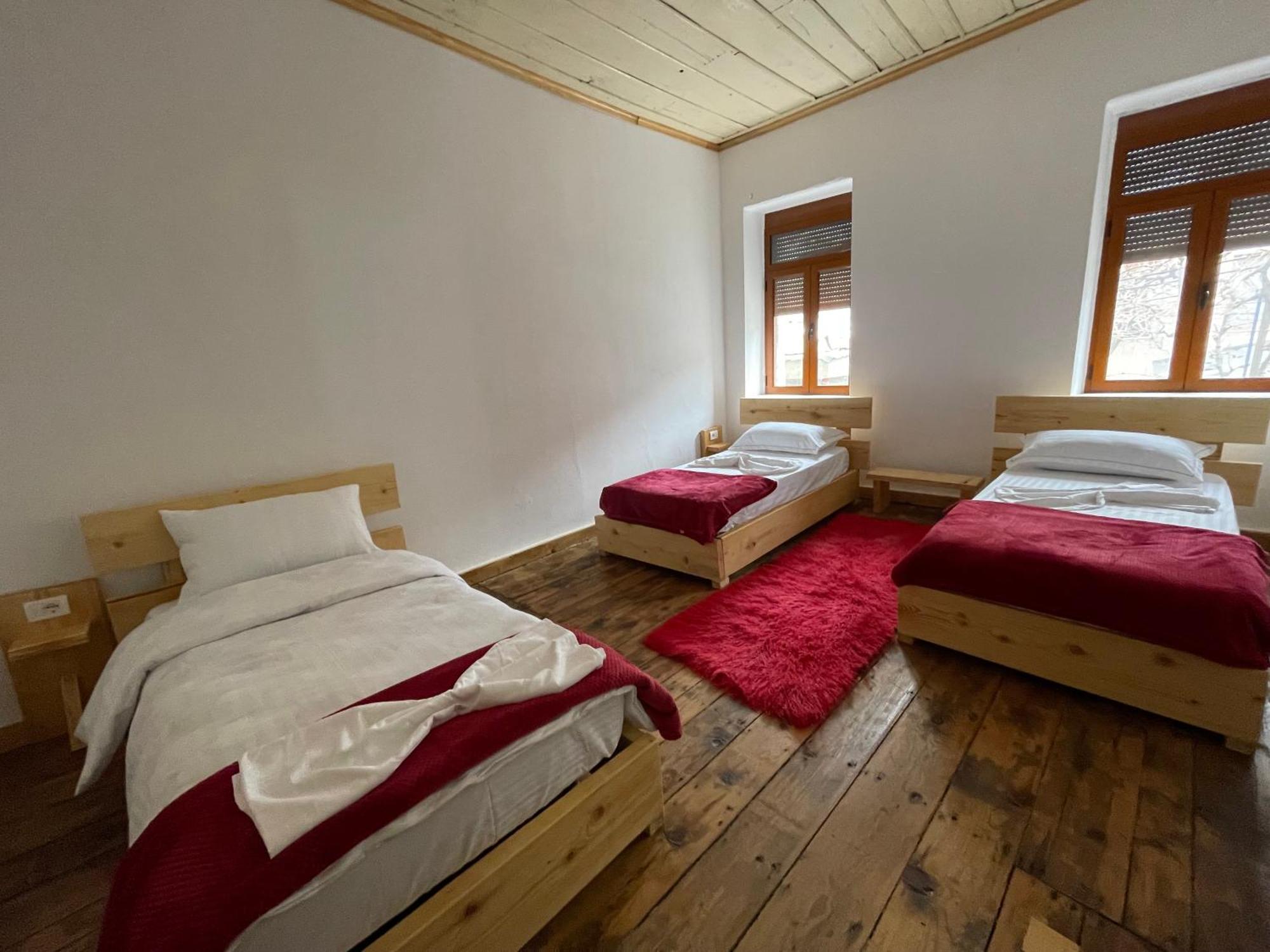 Ardjon House Hostel Berat Bagian luar foto