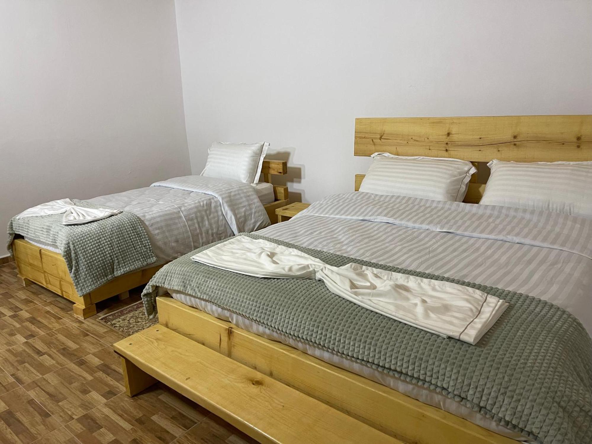 Ardjon House Hostel Berat Bagian luar foto