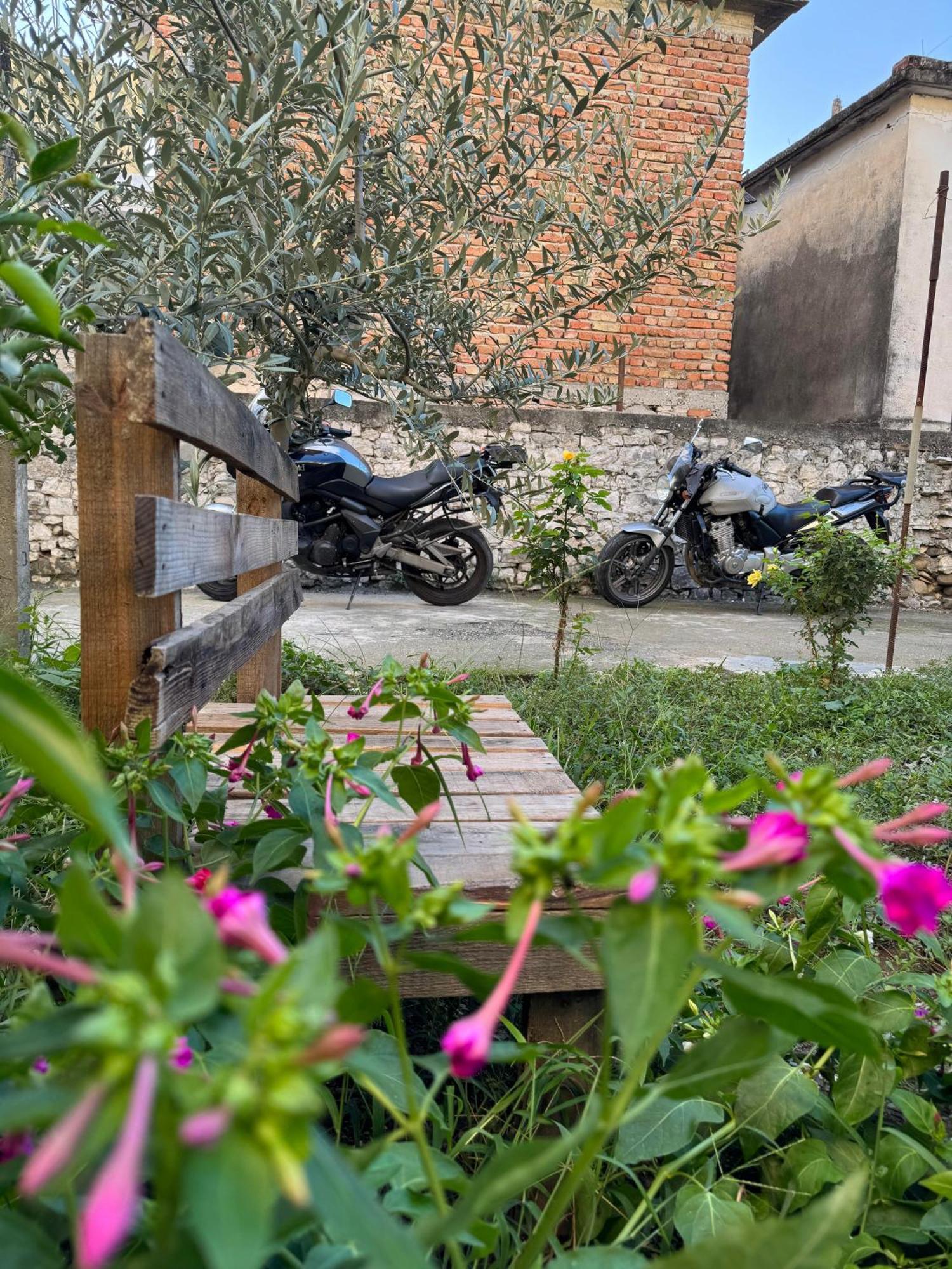 Ardjon House Hostel Berat Bagian luar foto